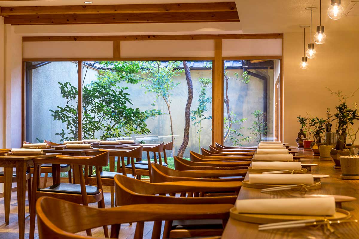 山地陽介　店内写真